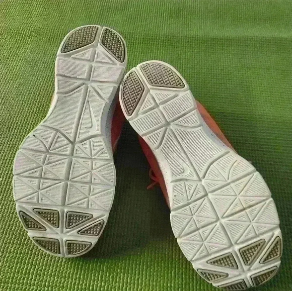 Women's Nike light weight training neon orange sneaker size 7 - Picture 9 of 9